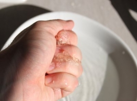 Essorer les feuilles de gélatine en les pressant avec les mains.