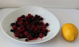 Les ingrédients pour le coulis de fruits rouges: fruits rouges, sucre, citron.