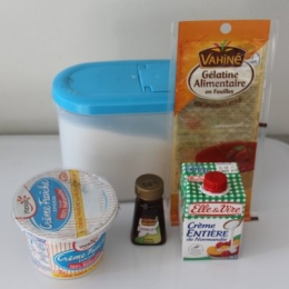 Les ingrédients pour la pana cotta: crème liquide, crème entière, sucre, gélatine et vanille.