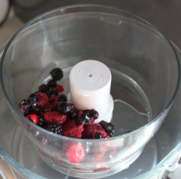 Mixer les fruits rouges.