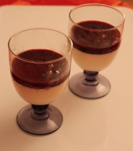 Les panacotta serives dans deux verres.